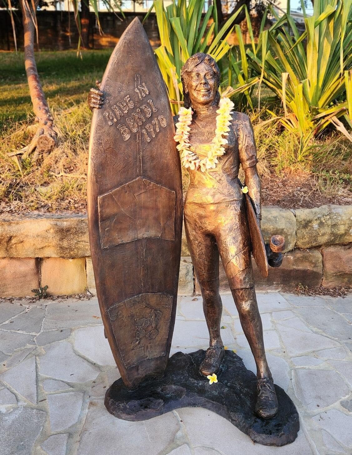 Pauline Menczer statue in Bondi Pauline Menczer statue in Bondi